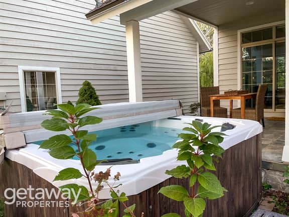 Large Group Getaway | Peaceful Views + Spa Tub